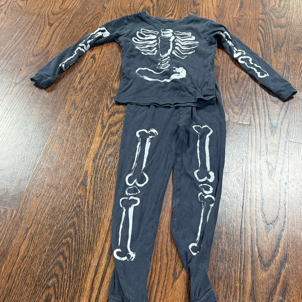 Carter’s Boys Black Gray 2pc Halloween skeleton Pajama Set Size 7